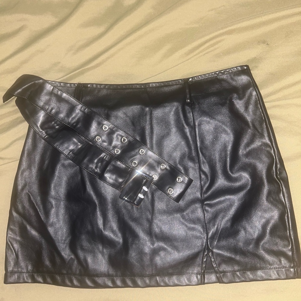 SHEIN Black Faux Leather Pencil Skirt with Belt
